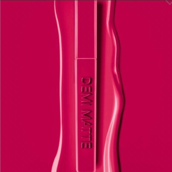 💋 HUDA BEAUTY Demi Matte Lipstick in Passionista - Picture 6 of 12